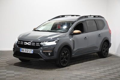Le SUV gris est garé dans une pièce au sol carrelé.