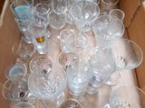 beaucoup de verres vides dans une boîte posée par terre