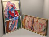 deux tableaux posés sur une étagère dans un coin de la pièce