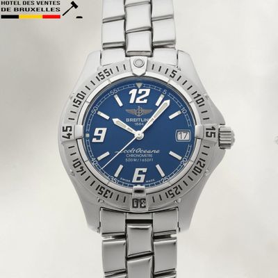 gros plan d'une montre-bracelet avec un cadran bleu