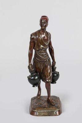 statue en bronze représentant un homme tenant deux pots et un bol