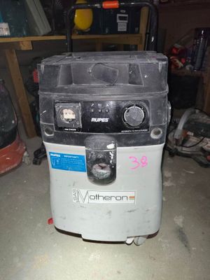 a machine that is sitting on the floor in the garage