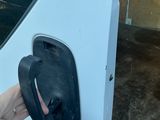 une femme ouvrant la portière d'une camionnette blanche