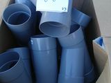 une boîte en carton contenant tout un tas de tuyaux bleus