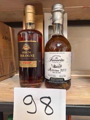 deux bouteilles d'alcool sur une étagère, avec une étiquette de prix