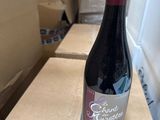 une bouteille de vin posée sur une table