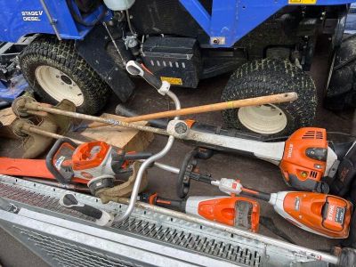 de nombreux outils divers à l'arrière d'un camion