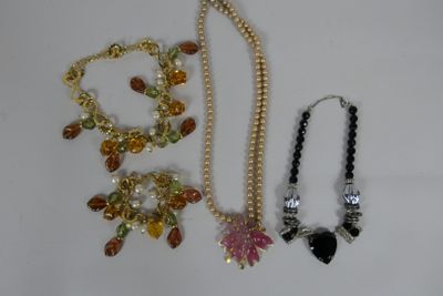 Lot de bijoux fantaisie dont deux colliers ras de cou et une…