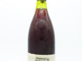 une bouteille de vin posée sur une table