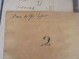un morceau de papier sur lequel figure la photo d'un homme