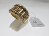 Gros plan sur une bague en or portant une étiquette