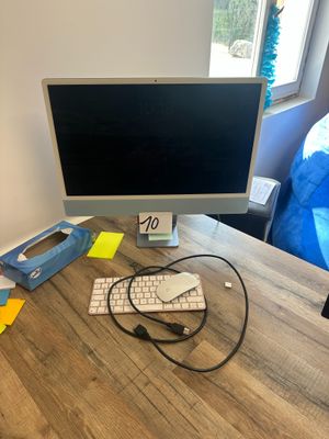 un écran d'ordinateur posé sur un bureau avec un clavier et une souris
