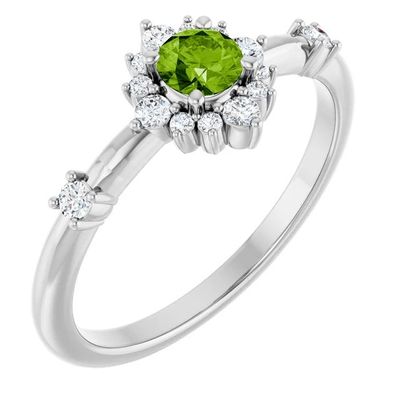 une bague en or blanc sertie d'un péridot et de diamants