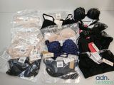 beaucoup de soutiens-gorge et de sous-vêtements posés sur la table