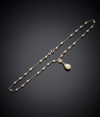 un ensemble composé d'un collier et de boucles d'oreilles en perles et en argent
