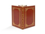 un livre rouge orné d'une bordure dorée