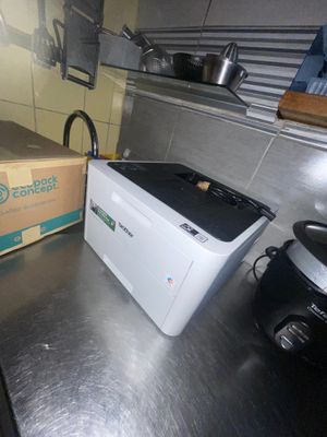 un grille-pain et une boîte posés sur un plan de travail dans une cuisine