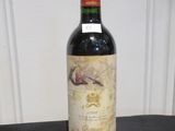une bouteille de vin posée sur une table