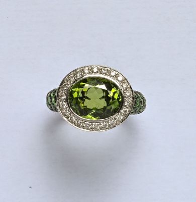 Bague en or gris 18K (750/oo), le plateau centré d'une Tourm…