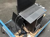 deux ordinateurs portables et un clavier posés sur un chariot dans un entrepôt