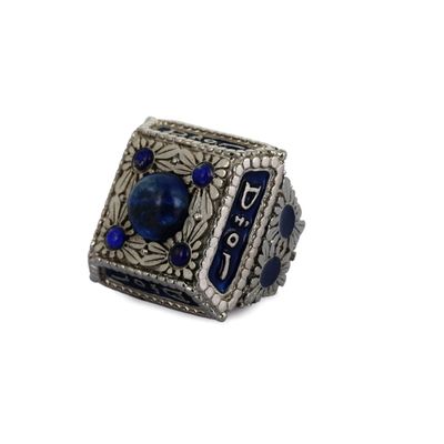 Gros plan sur une bague ornée d'une pierre bleue
