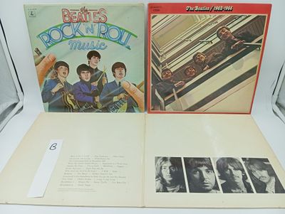 un livre ouvert sur lequel figure la pochette de l'album « Rock 'n' Roll » des Beatles