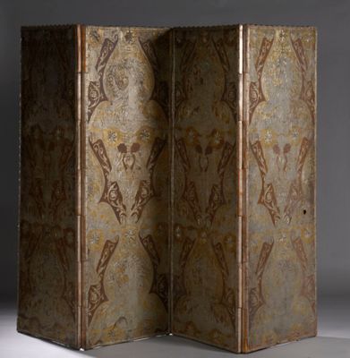 un grand paravent ancien orné d'un motif floral