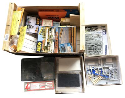 une boîte contenant divers objets, posée sur une surface blanche