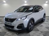 le suv blanc est garé dans le garage sur un sol en damier