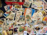 il y a toutes sortes de cartes sur la table