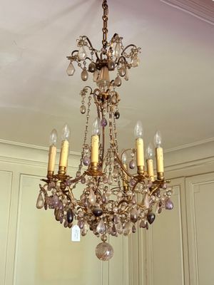 un lustre suspendu au plafond d'une pièce
