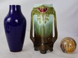deux vases posés l'un à côté de l'autre sur une table