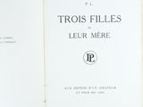 un livre ouvert avec un titre en noir et blanc