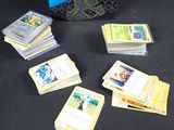 un lot de cartes posées sur une table