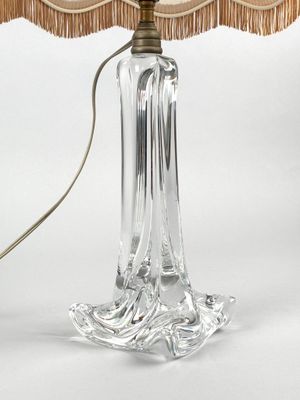 une photo d'une lampe de table avec un pied en verre et un abat-jour à franges