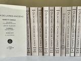six livres sont empilés sur une table