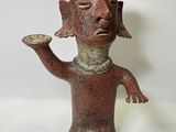 statue d'une femme tenant une assiette dans la main droite
