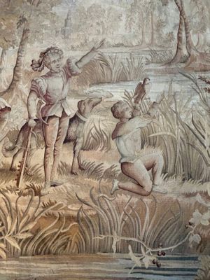 une peinture sur le mur d'un immeuble représentant un homme et une femme dans les bois