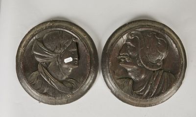deux médaillons en bronze représentant une femme et un homme