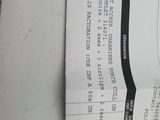 un gros plan sur un ticket de caisse posé sur une table à côté d'un téléphone portable