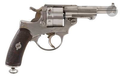 un vieux revolver sur fond blanc, avec un fond blanc