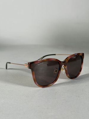 gros plan d'une paire de lunettes de soleil sur une surface blanche
