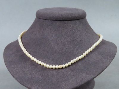 gros plan d'un collier de perles sur un mannequin