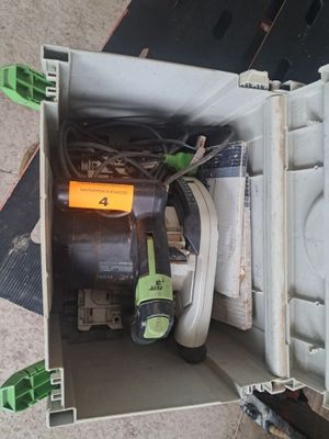 une boîte contenant un cordon d'alimentation et un outil