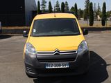 une camionnette jaune garée dans un parking
