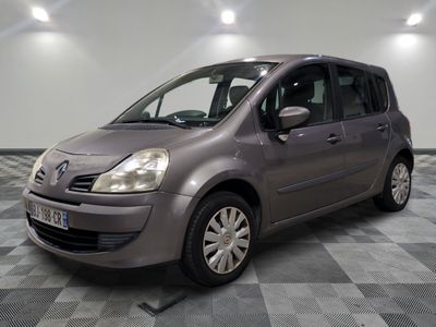 la voiture grise est garée dans la pièce au sol en damier