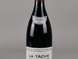 une bouteille de vin posée sur une table à côté d'une bouteille de vin