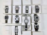 un grand nombre de montres posées sur une table