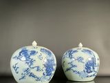 deux vases bleus et blancs posés sur une table