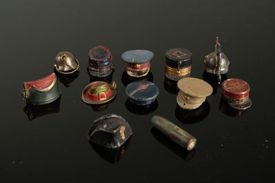 un grand nombre d'objets différents posés sur une table